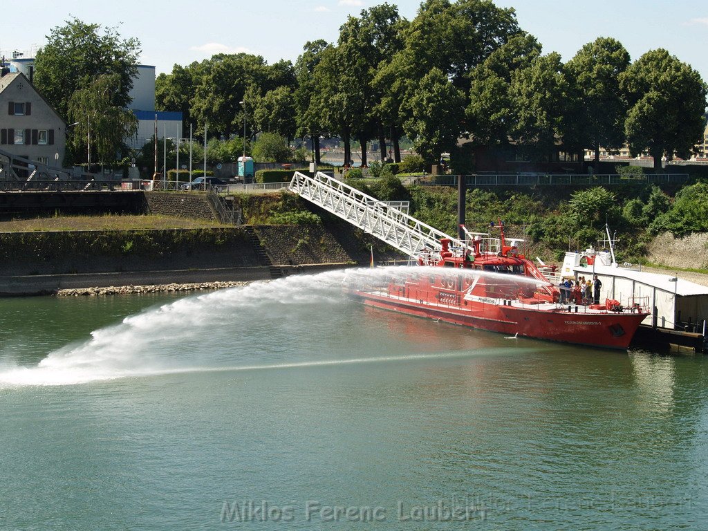 Feuerloeschboot 10-2      P152.JPG